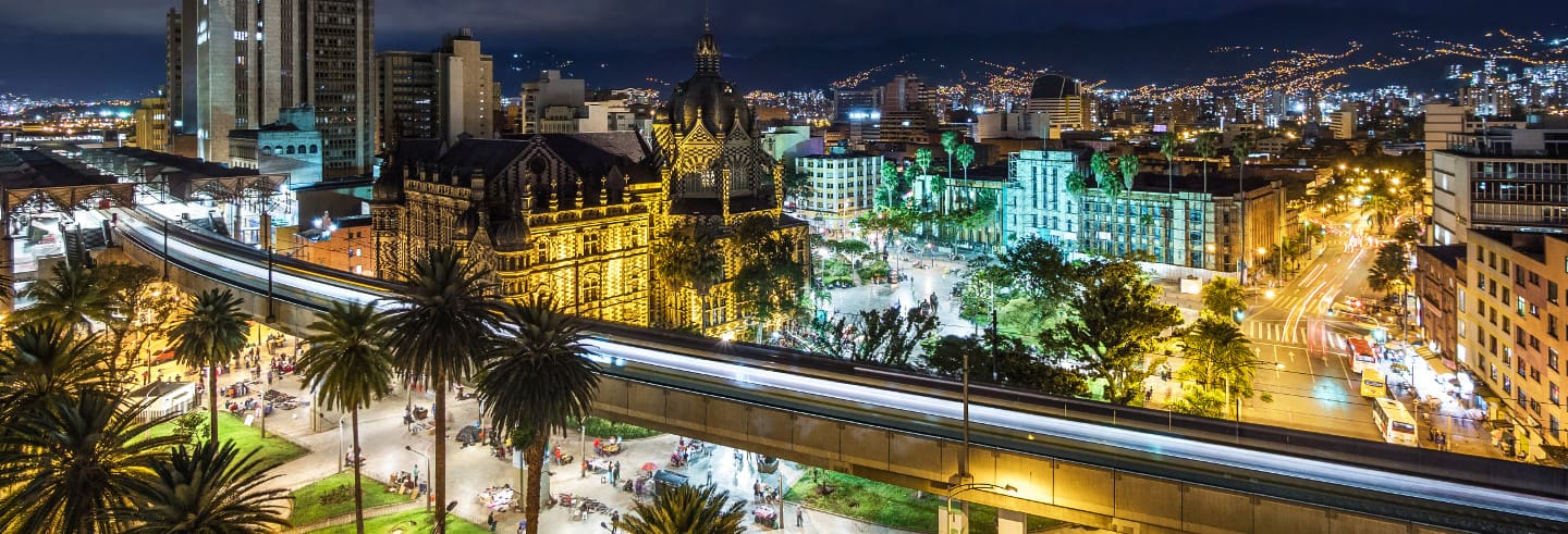 Vista nocturna Parque Berrio y Plaza Botero - Medellín