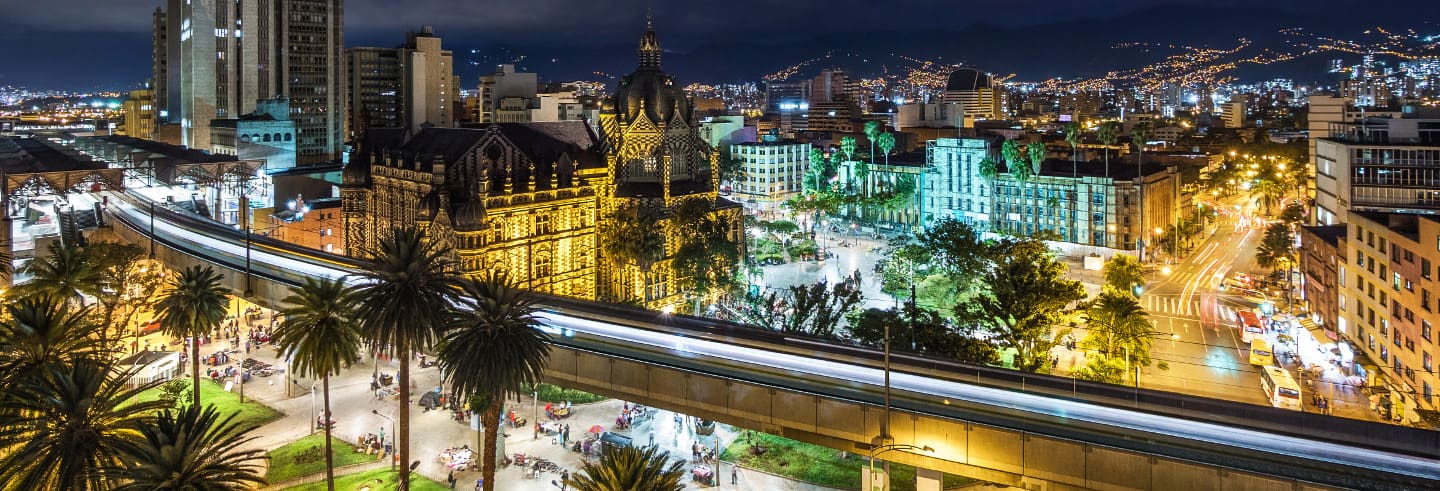 Vista nocturna Parque Berrio y Plaza Botero  - Medellín